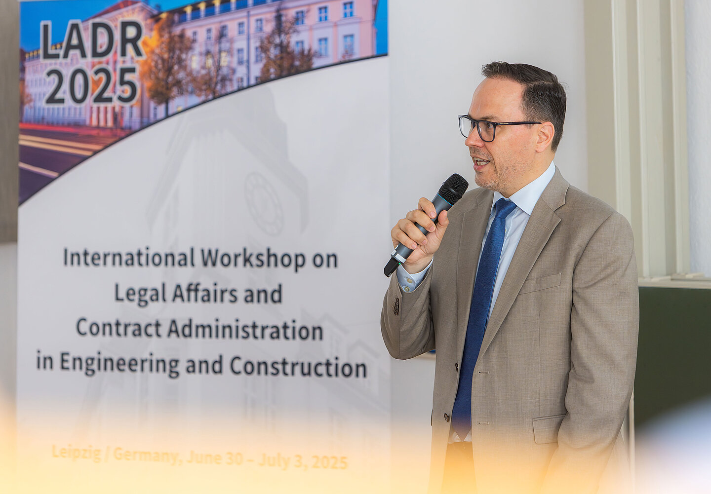 ein Mann spricht ins Mikrofon