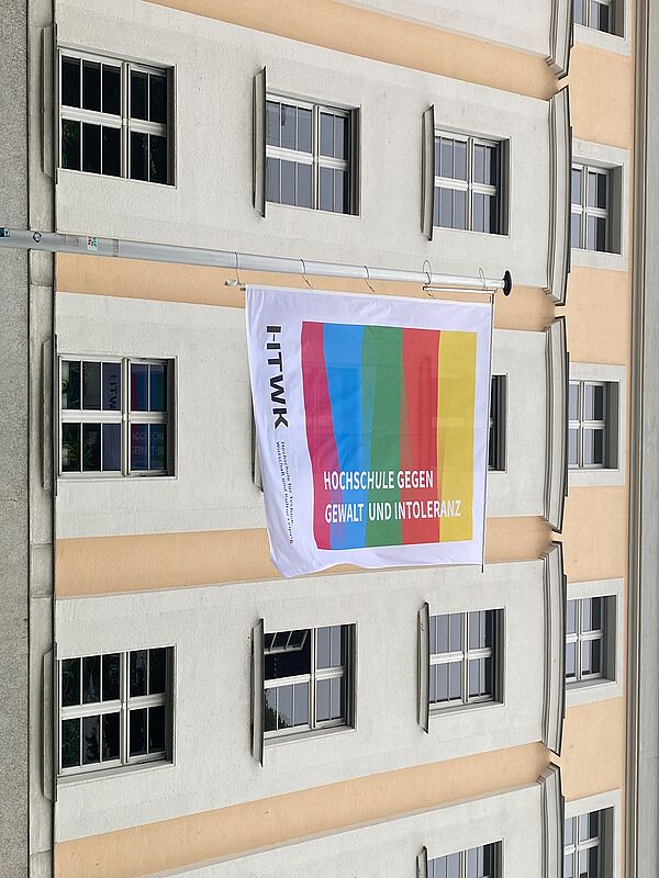 Regenbogenflagge vor Haus