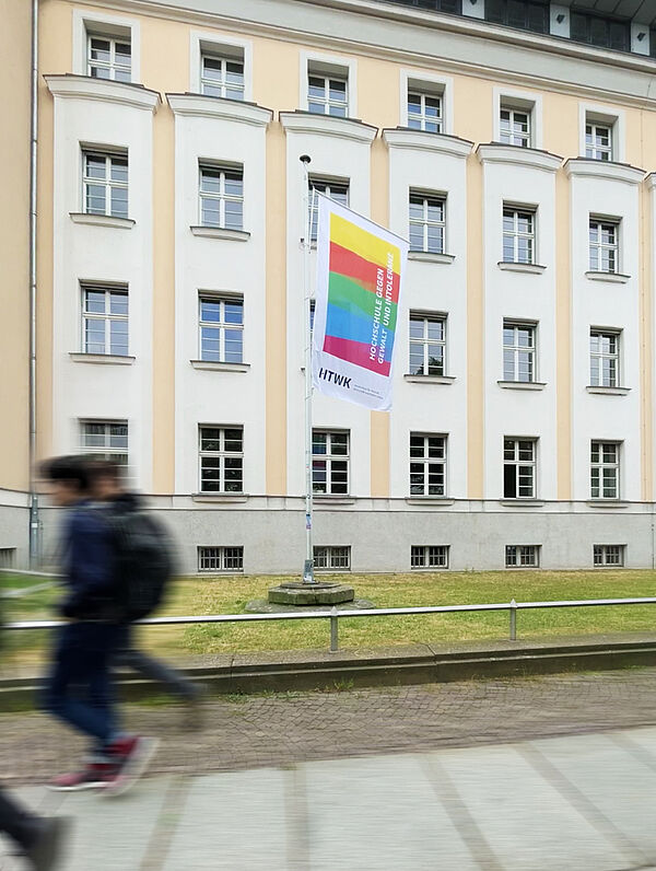 bunte Flagge am Haus