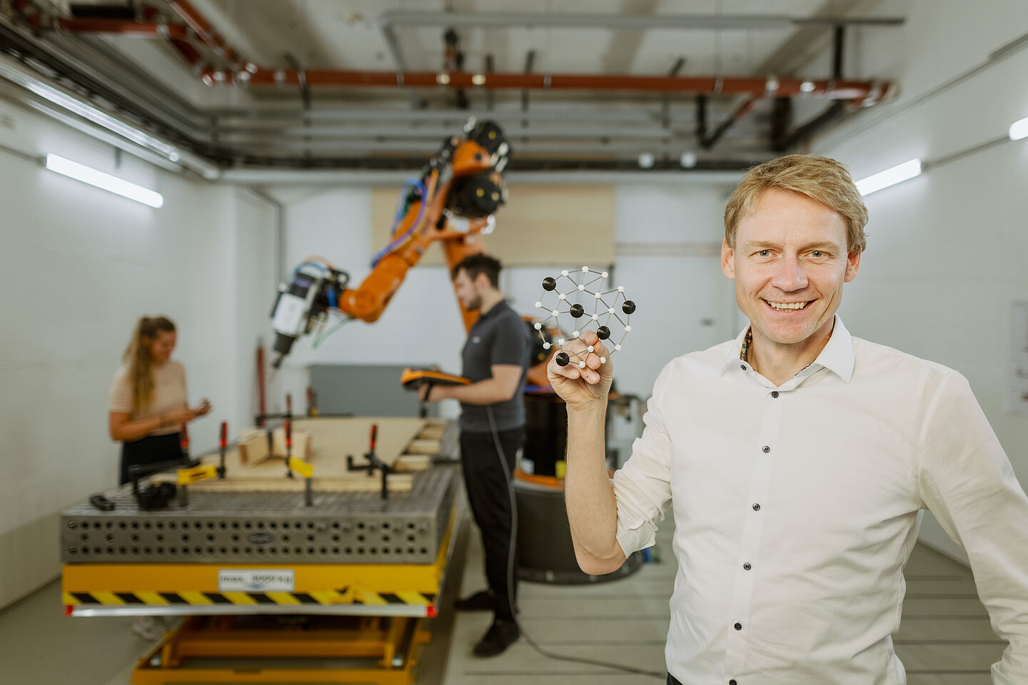 Im Verbund treiben Sachsens Hochschulen den regionalen Wissens- und Technologietransfer voran. HTWK-Professor Alexander Stahr – hier mit 3D-gedrucktem Saxony⁵-Logo – bringt seine Expertise zu digital geplanter, ressourceneffizienter Fertigung ein. 