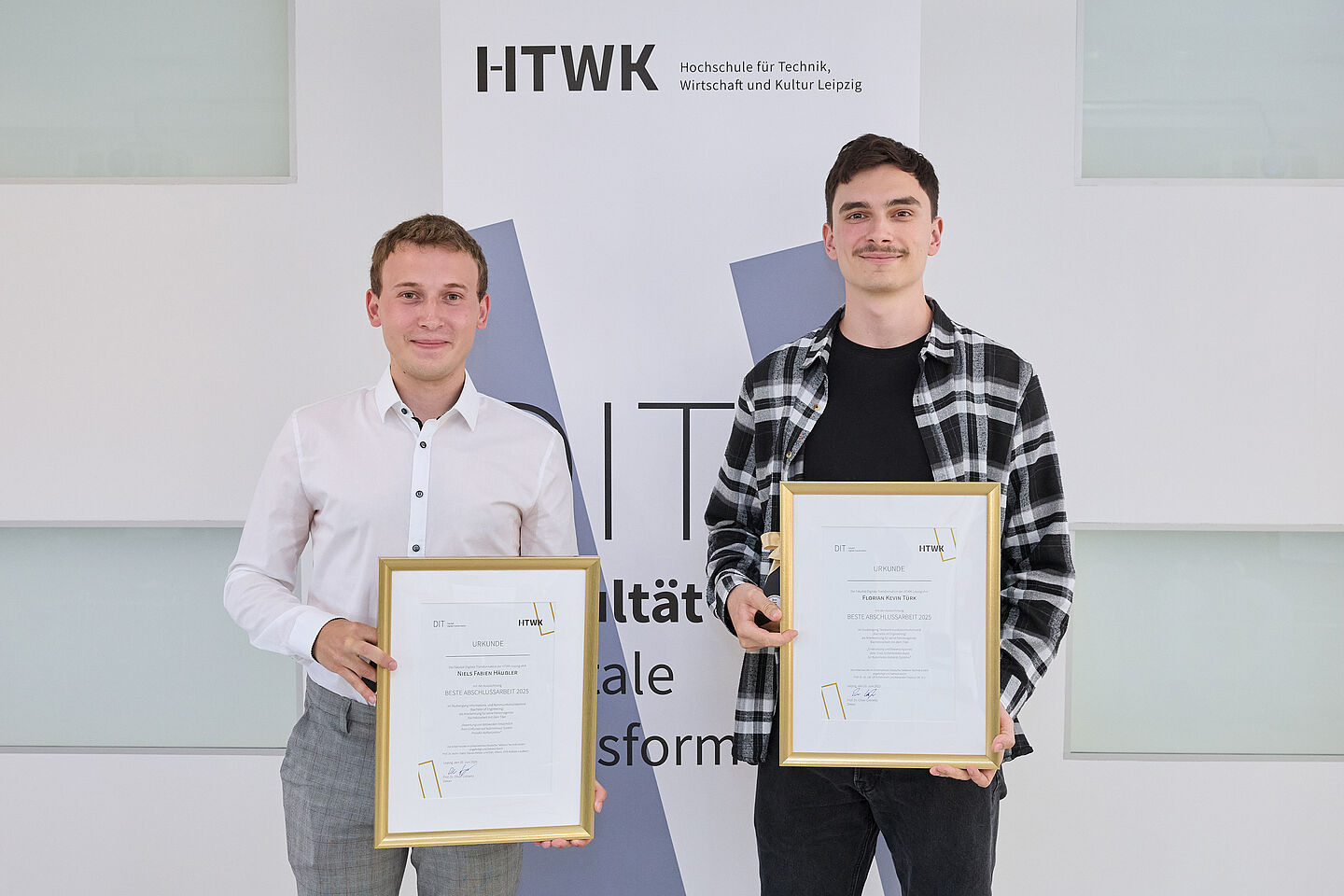 Studierende erhalten Auszeichnungsurkunden für die beste Abschlussarbeit