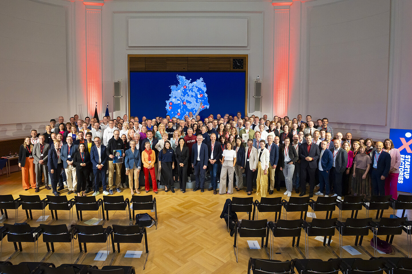 Gruppe von Leuten in großem Saal von oben fotografiert