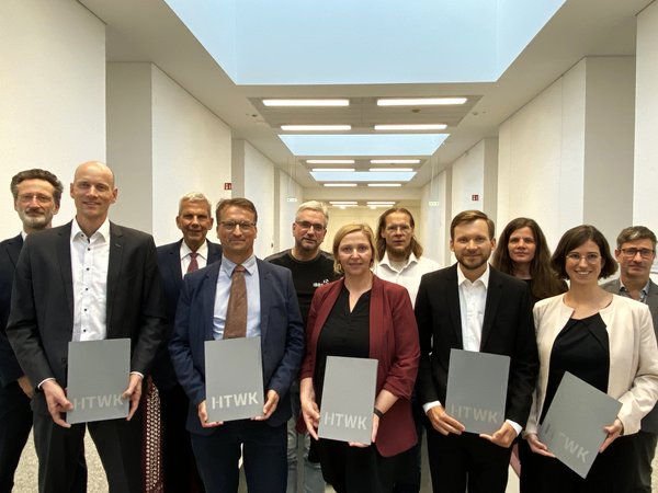 Gruppe von Menschen steht in einem Flur