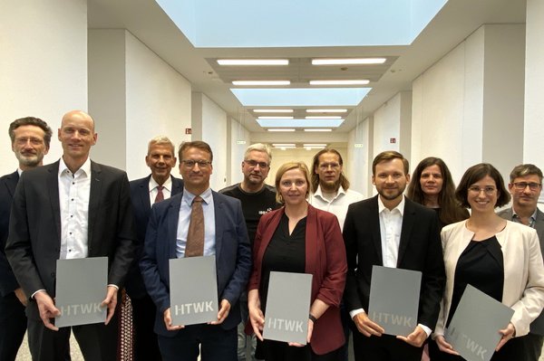 Gruppe von Menschen steht in einem Flur