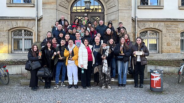 Gruppenfoto Gruppenfoto vor einem HTWK-Gebäudeeingang mit vielen jungen Menschen