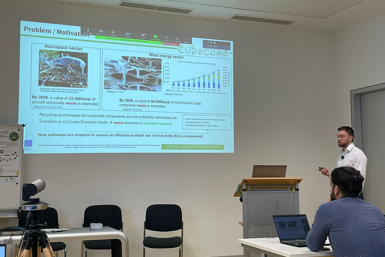 Redner an der Projektionswand