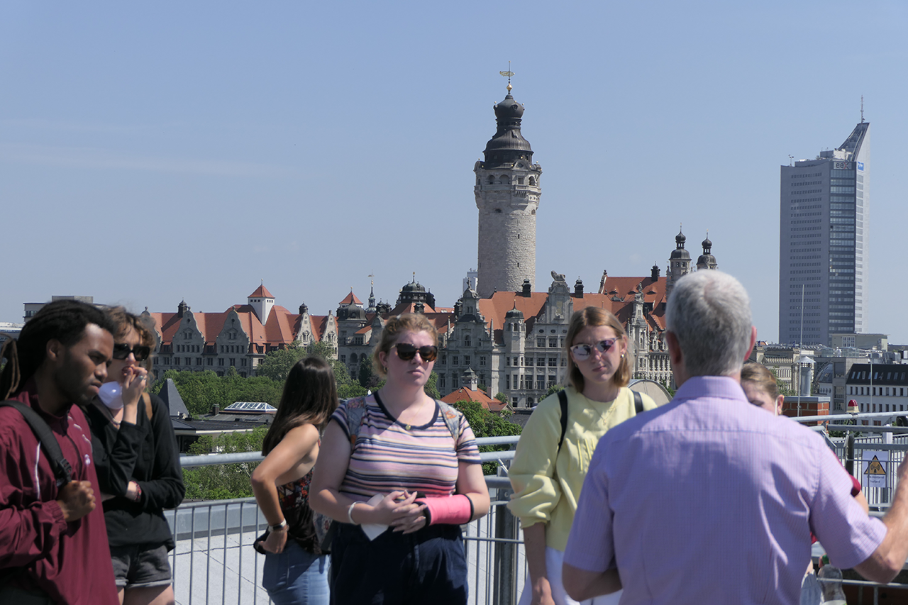 Teilnehmende auf dem Dach in der Sonne