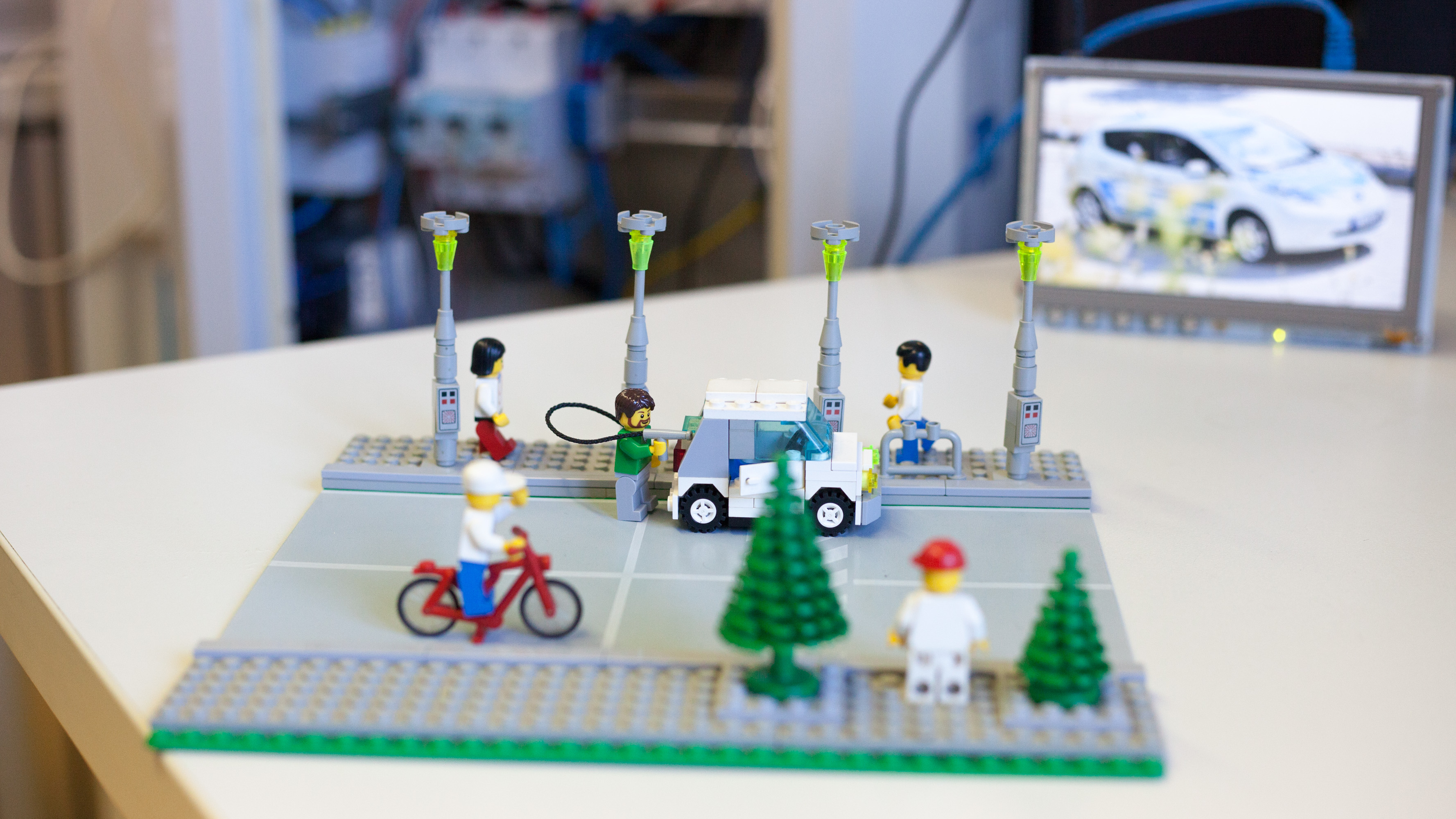 Mobilität der Zukunft (Foto: Kristina Denhof) Ein Lego-Modell einer Straße mit Elektroautos, Laternen und Fahrradfahrer