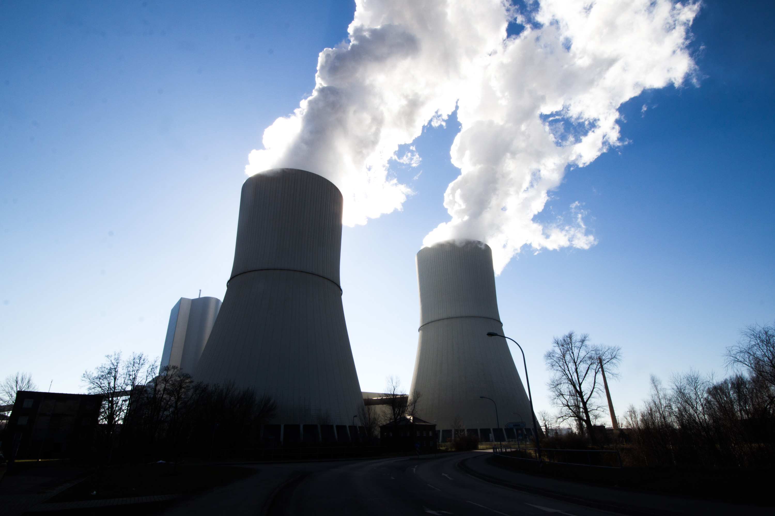 Im Pariser Klimaabkommen hat sich die Weltgemeinschaft darauf verständigt, die globale Erwärmung auf 2 Grad Celsius zu begrenzen und dazu u.a. die CO₂-Emissionen zu reduzieren. Kohlekraftwerk